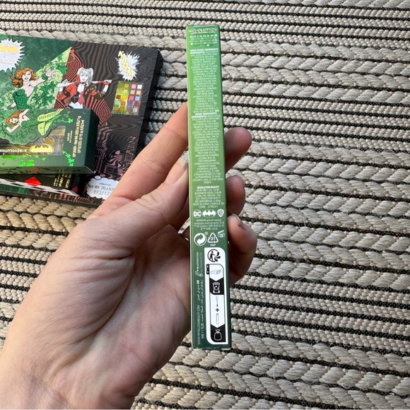 Makeup Revolution DC Poison Ivy & Harley Quinn Eyeshadow Pallette & Lip Kits - Picture 14 of 16